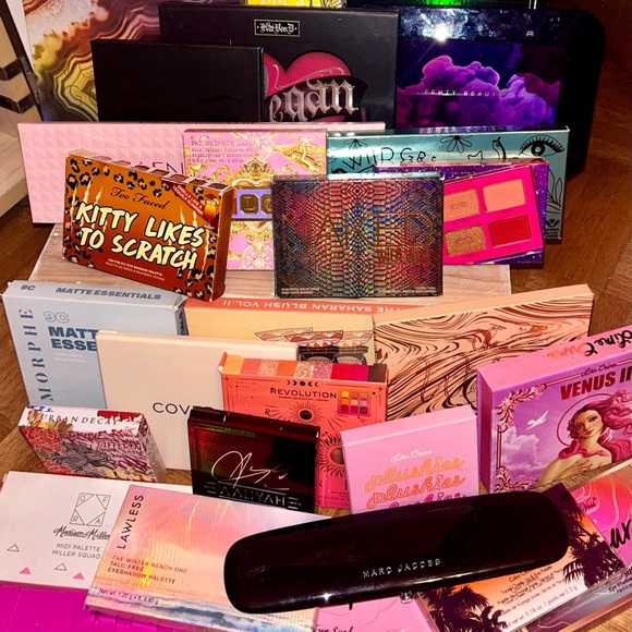 Mystery Makeup Bundle - Picture 3 of 5